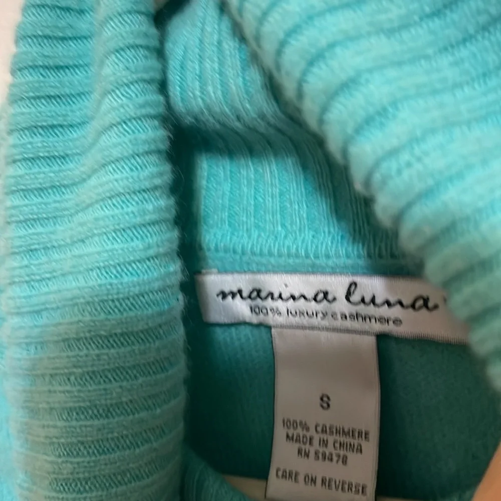 💯% cashmere women’s small green turtleneck sweater excellent condition - Picture 2 of 5